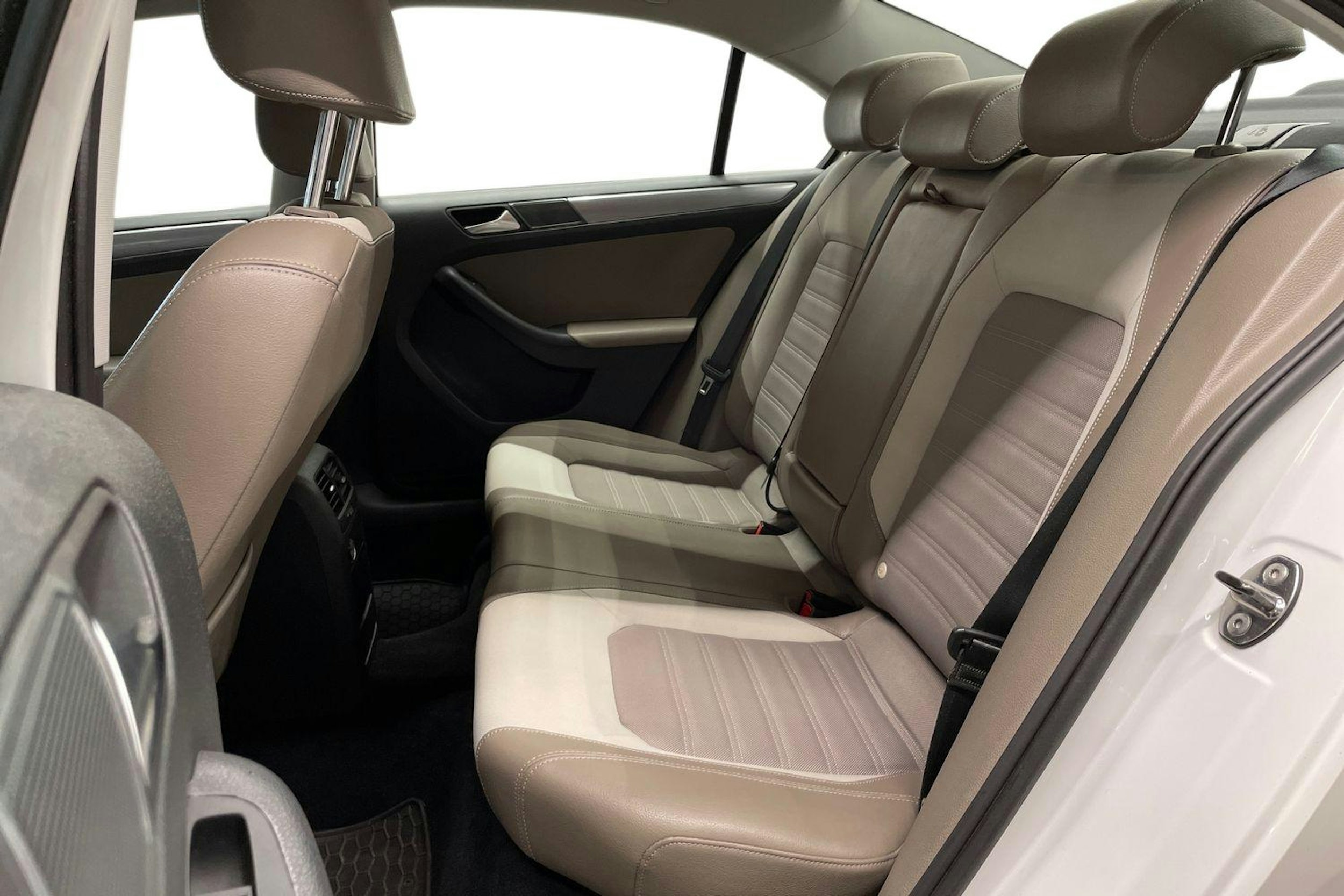 valkoinen Volkswagen Jetta 2012 kuva 8.