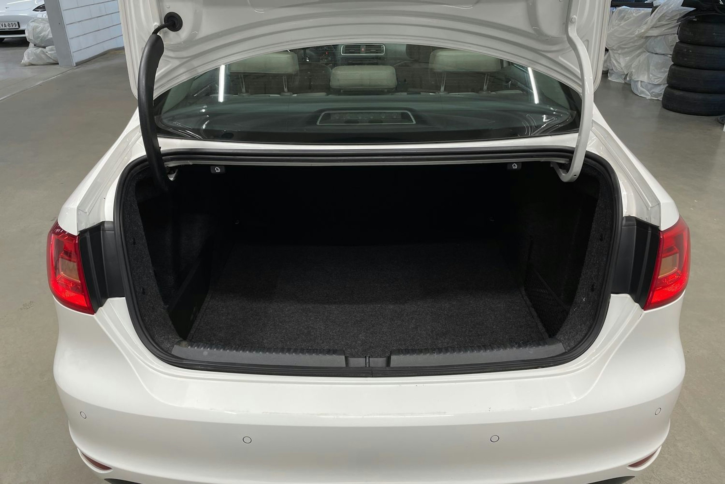 valkoinen Volkswagen Jetta 2012 kuva 12.