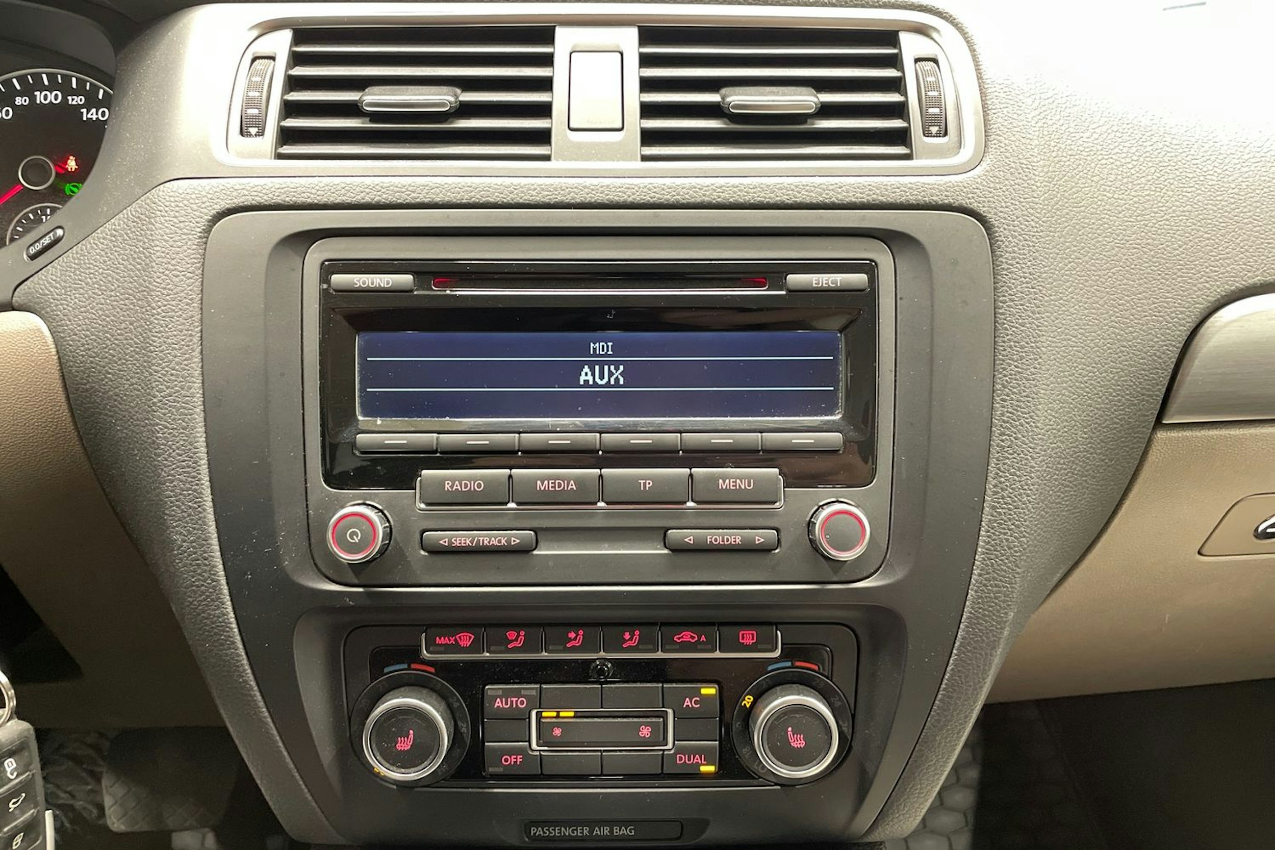 valkoinen Volkswagen Jetta 2012 kuva 14.