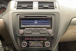 valkoinen Volkswagen Jetta 2012 kuva 14.