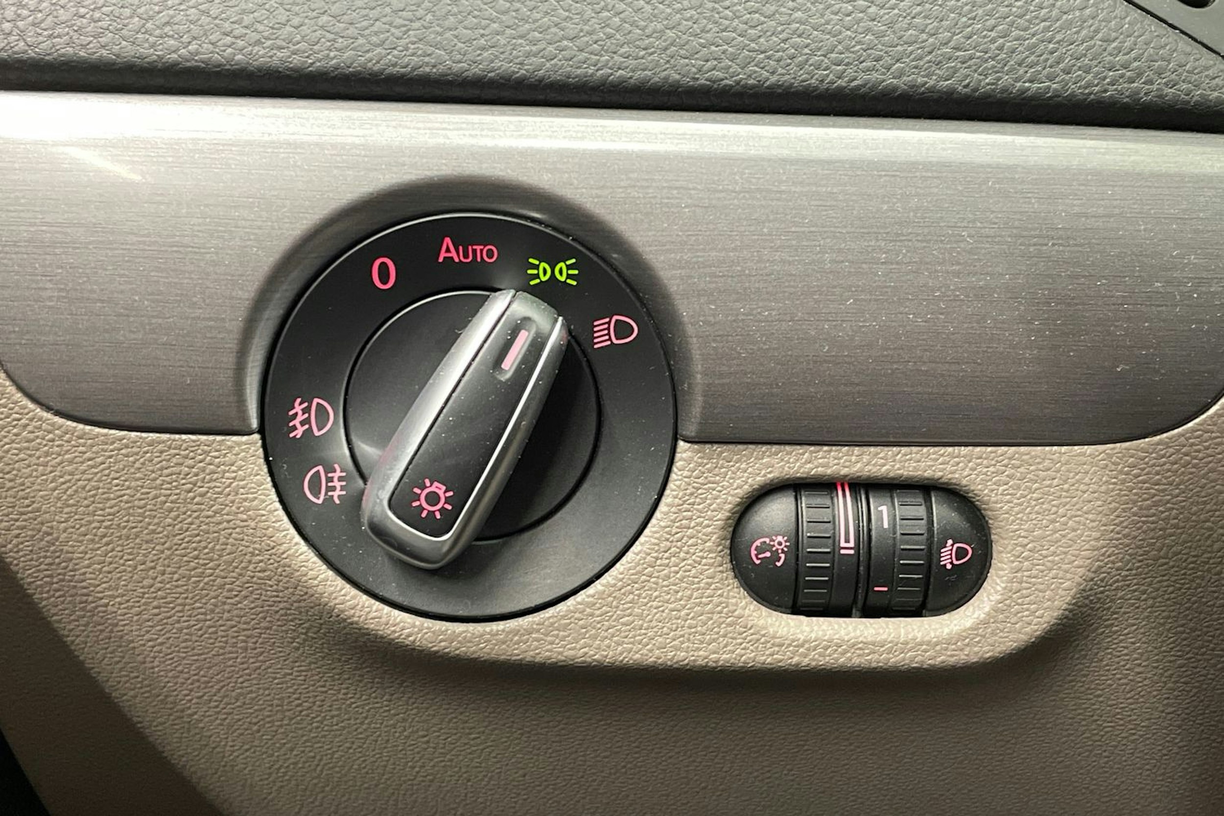 valkoinen Volkswagen Jetta 2012 kuva 17.