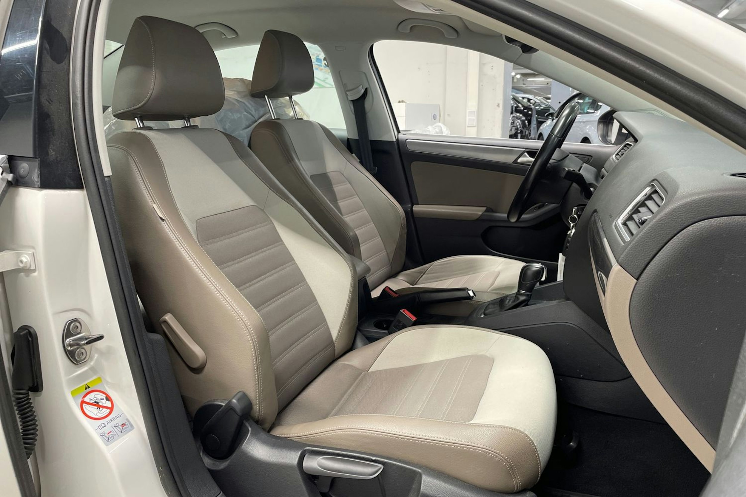 valkoinen Volkswagen Jetta 2012 kuva 22.