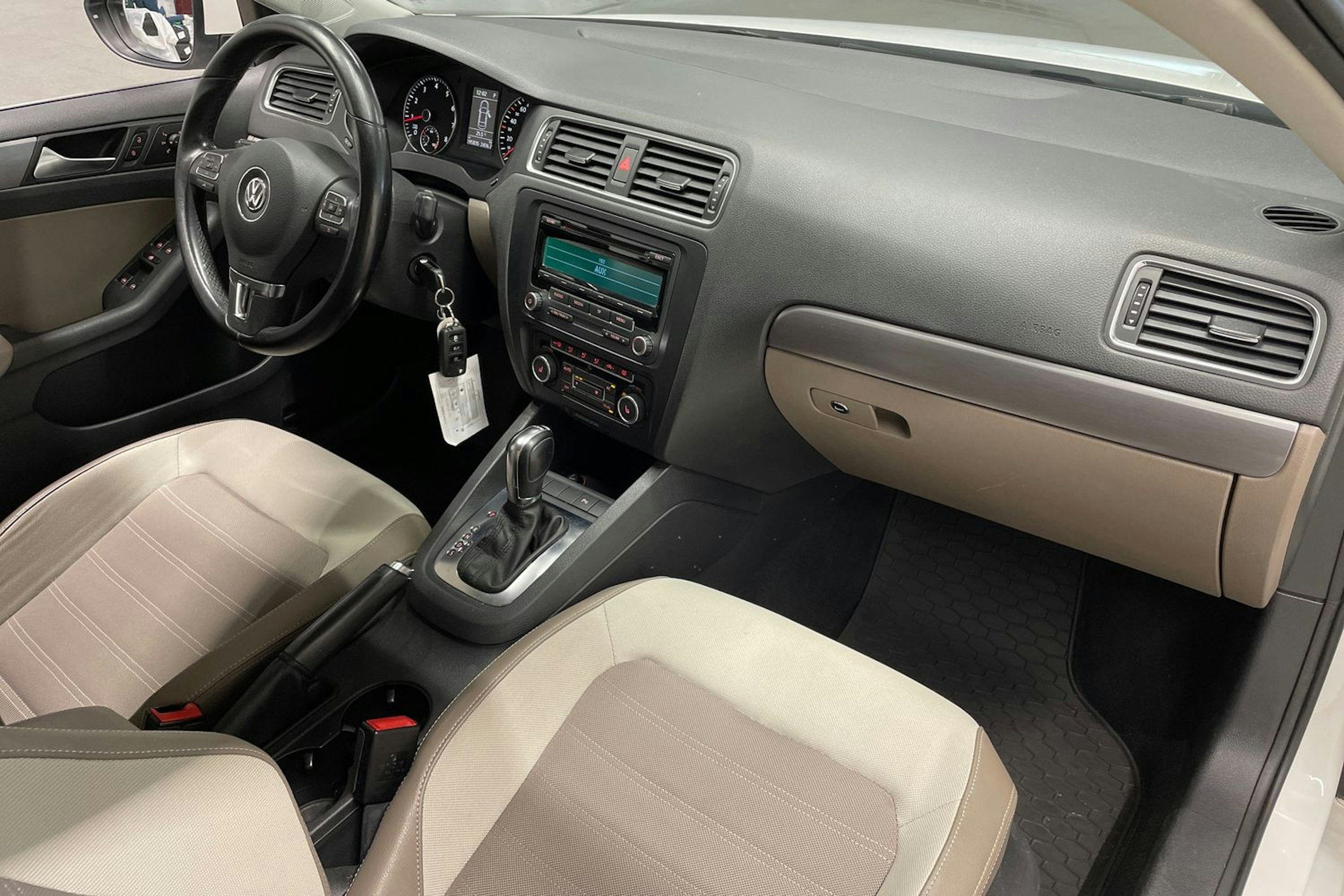valkoinen Volkswagen Jetta 2012 kuva 23.