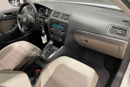 valkoinen Volkswagen Jetta 2012 kuva 23.