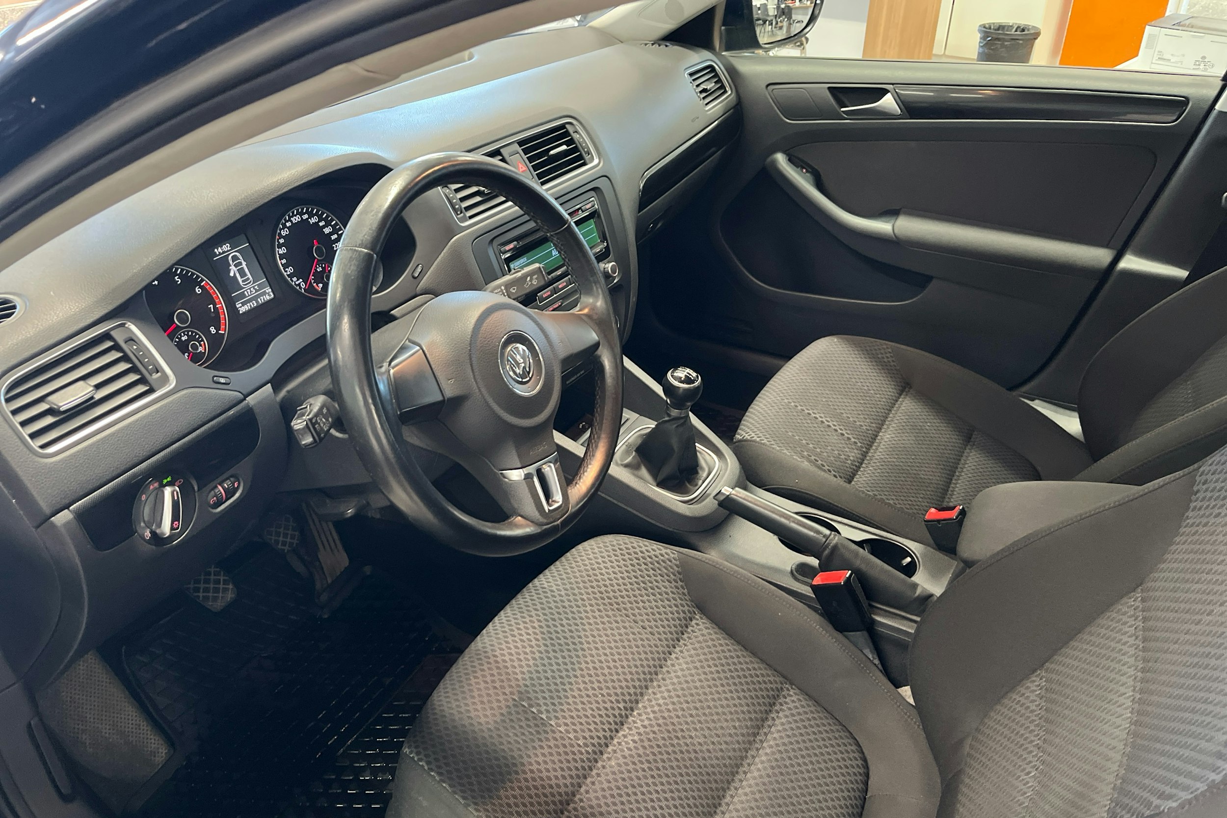 sininen Volkswagen Jetta 2012 kuva 6.