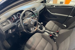 sininen Volkswagen Jetta 2012 kuva 6.