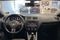 sininen Volkswagen Jetta 2012 kuva 7.