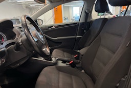 sininen Volkswagen Jetta 2012 kuva 8.