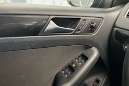 sininen Volkswagen Jetta 2012 kuva 12.