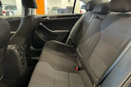 sininen Volkswagen Jetta 2012 kuva 13.