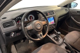 harmaa Volkswagen Jetta 2012 kuva 3.