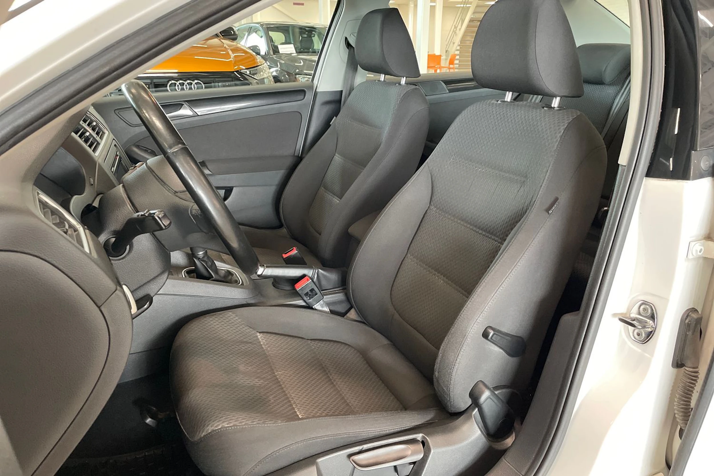 valkoinen Volkswagen Jetta 2012 kuva 15.