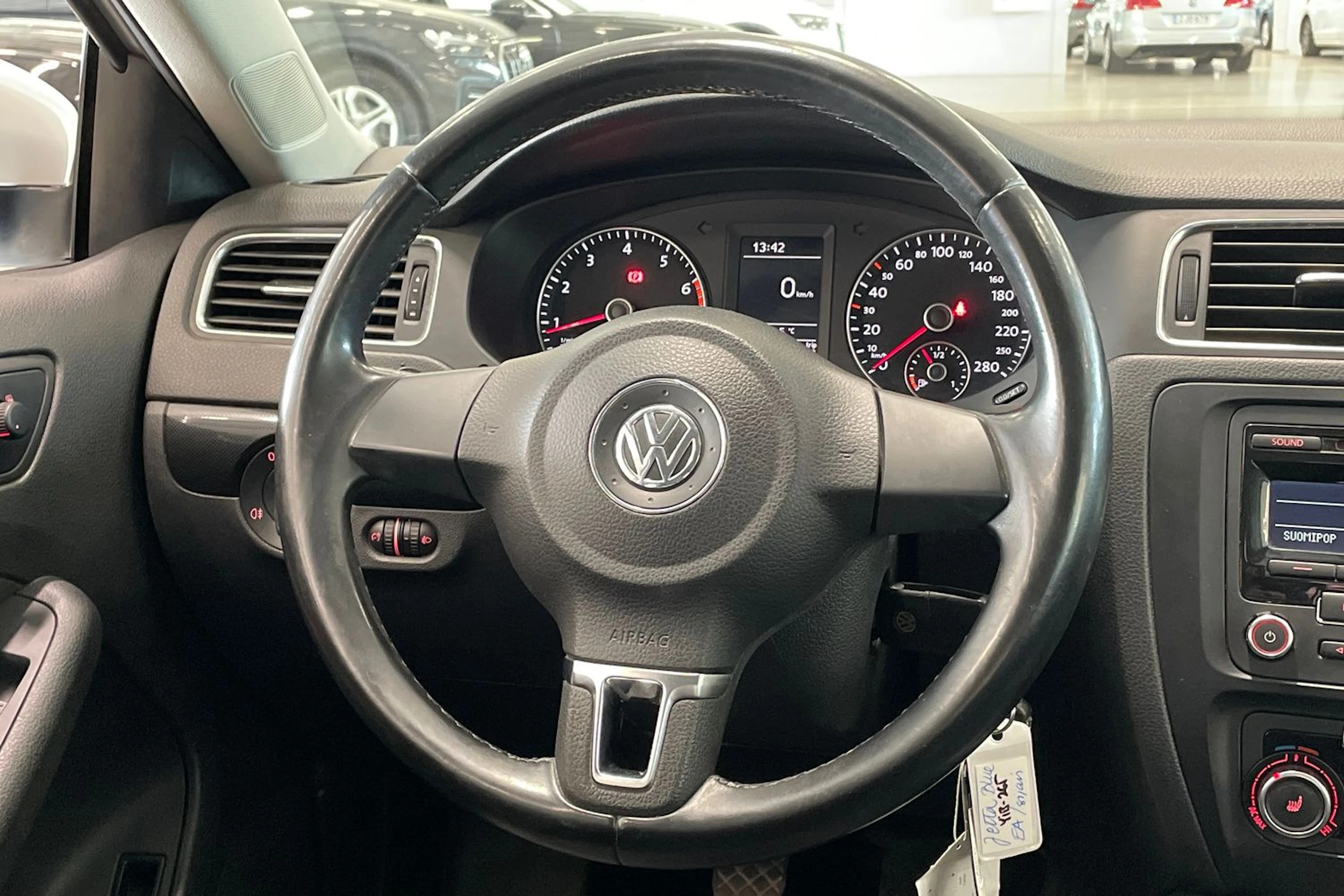 valkoinen Volkswagen Jetta 2012 kuva 16.