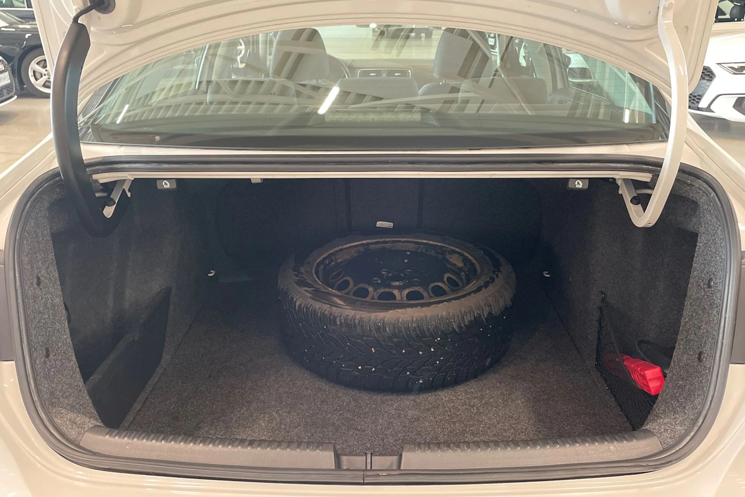 valkoinen Volkswagen Jetta 2012 kuva 26.