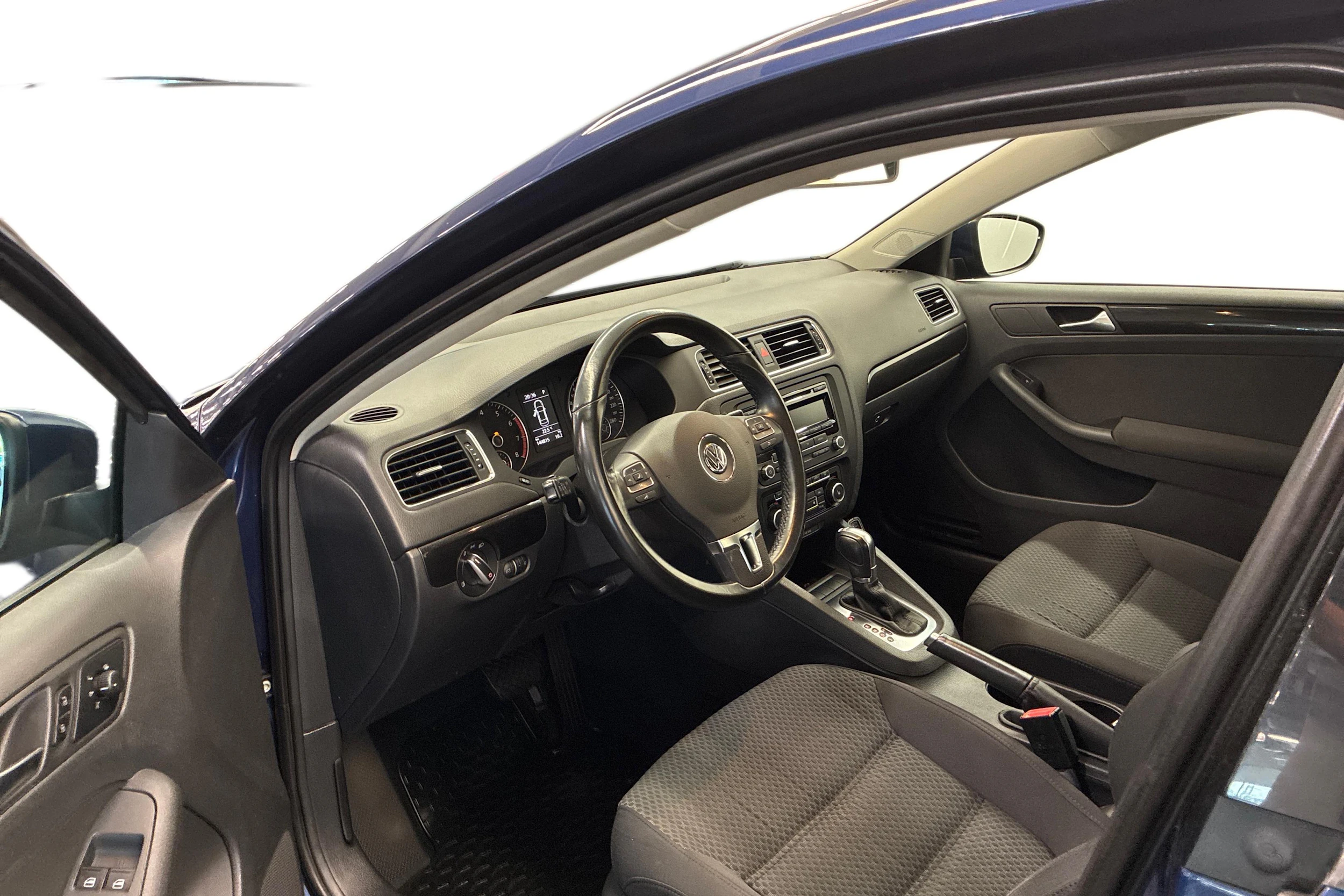 sininen Volkswagen Jetta 2012 kuva 8.