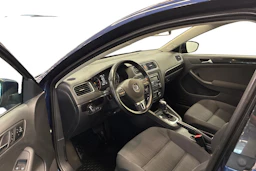 sininen Volkswagen Jetta 2012 kuva 8.