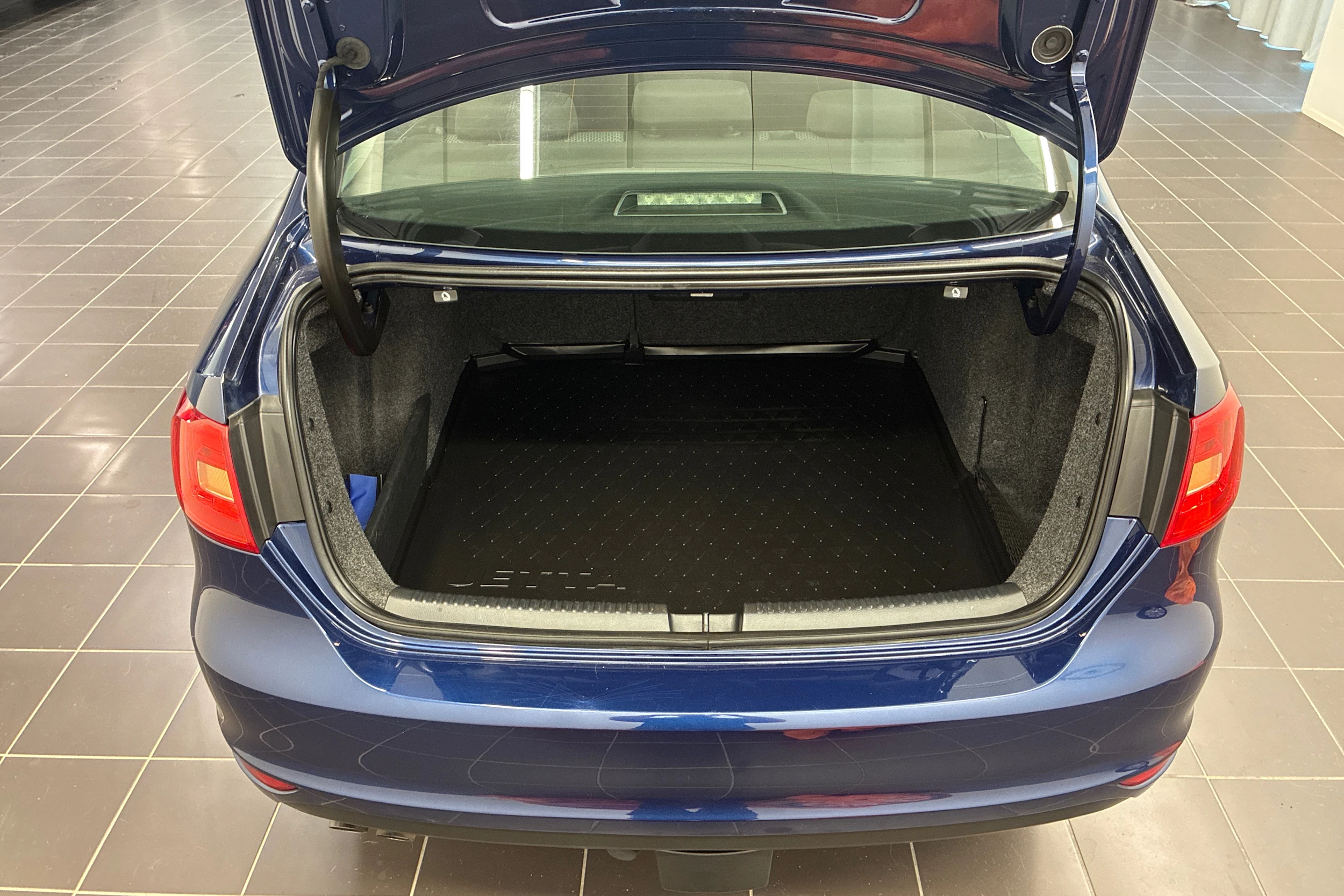 sininen Volkswagen Jetta 2012 kuva 16.