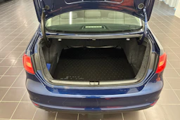 sininen Volkswagen Jetta 2012 kuva 16.