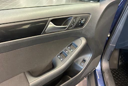 sininen Volkswagen Jetta 2012 kuva 17.