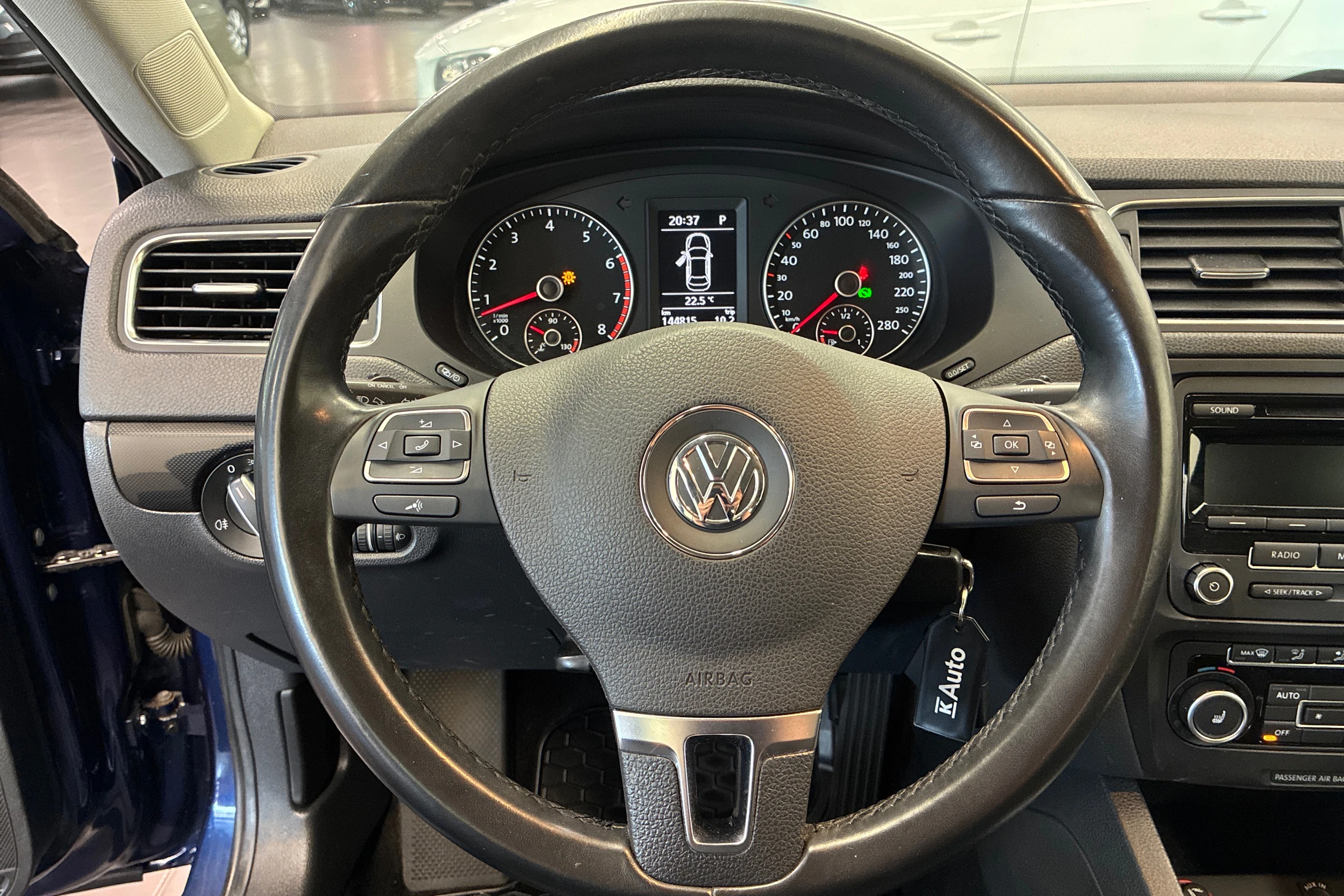 sininen Volkswagen Jetta 2012 kuva 18.