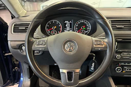 sininen Volkswagen Jetta 2012 kuva 18.