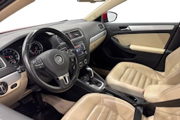 Punainen Volkswagen JETTA 2013 kuva 6.