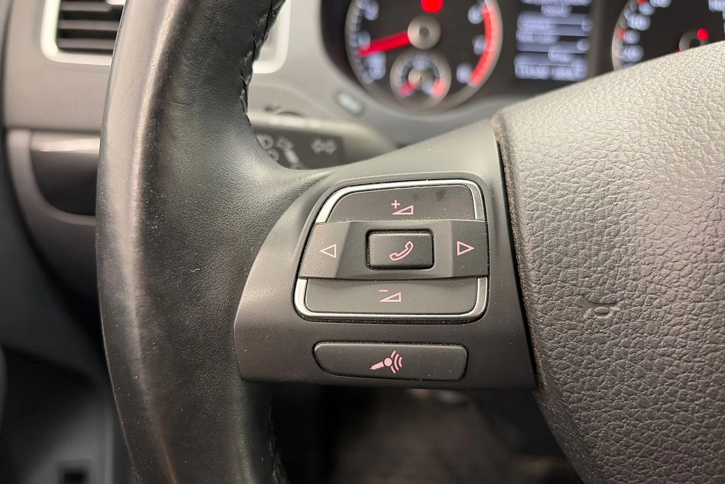Harmaa Volkswagen JETTA 2014 kuva 18.
