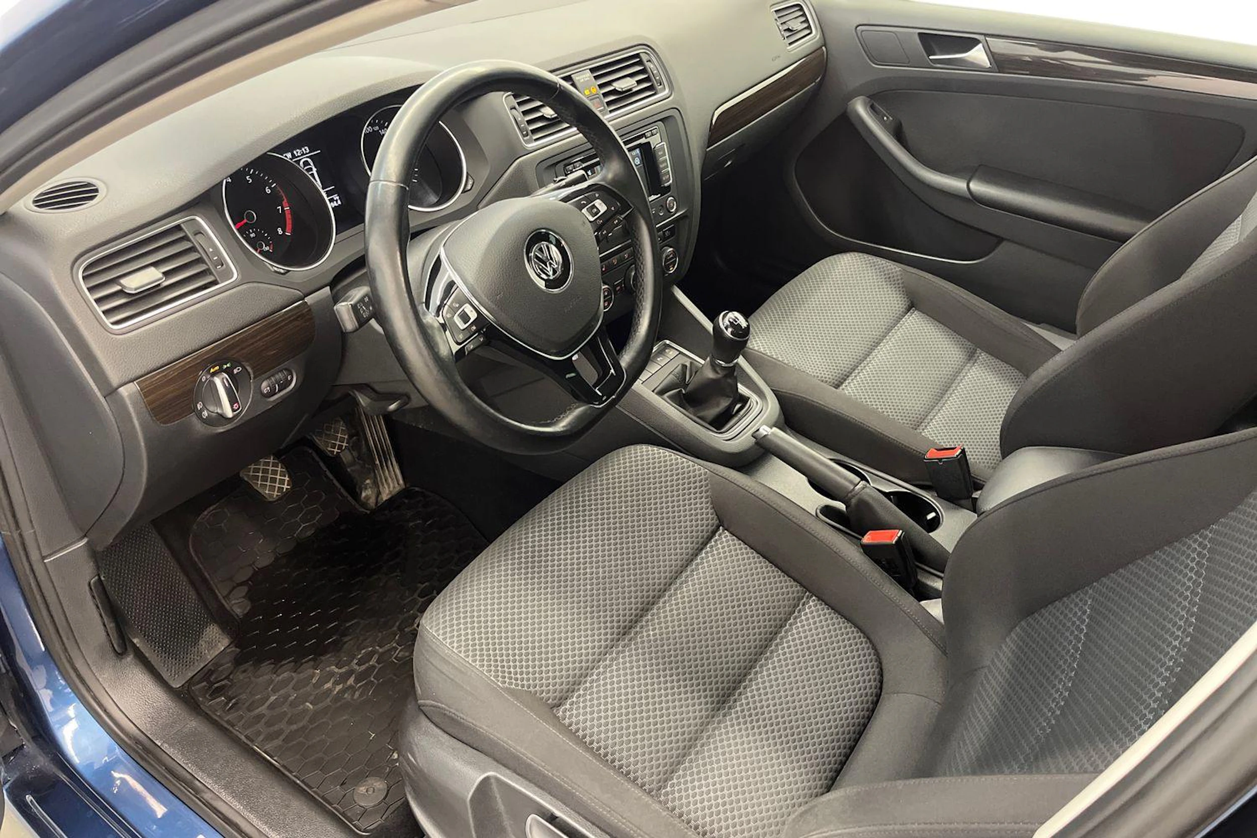 Sininen Volkswagen JETTA 2015 kuva 6.