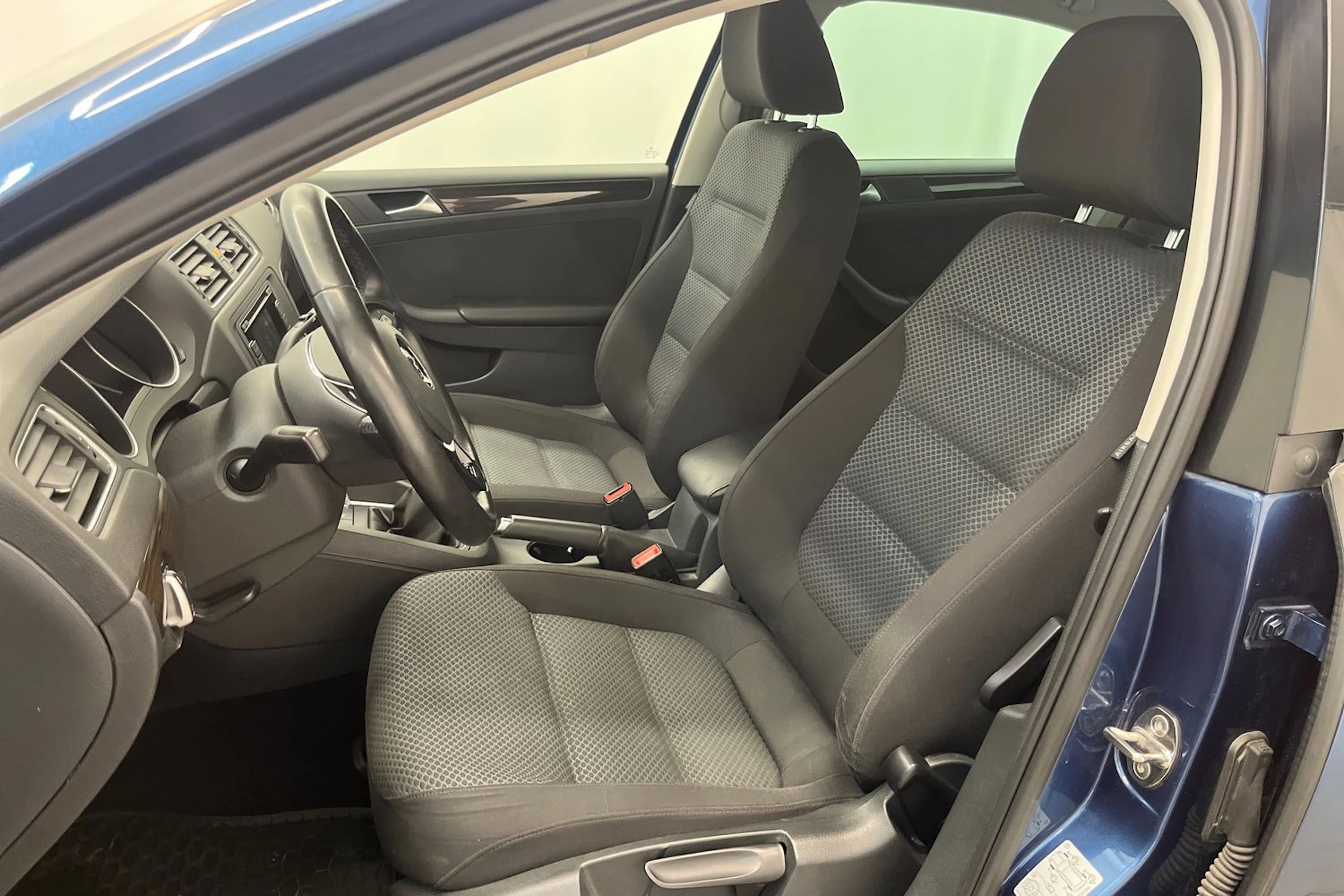 Sininen Volkswagen JETTA 2015 kuva 12.