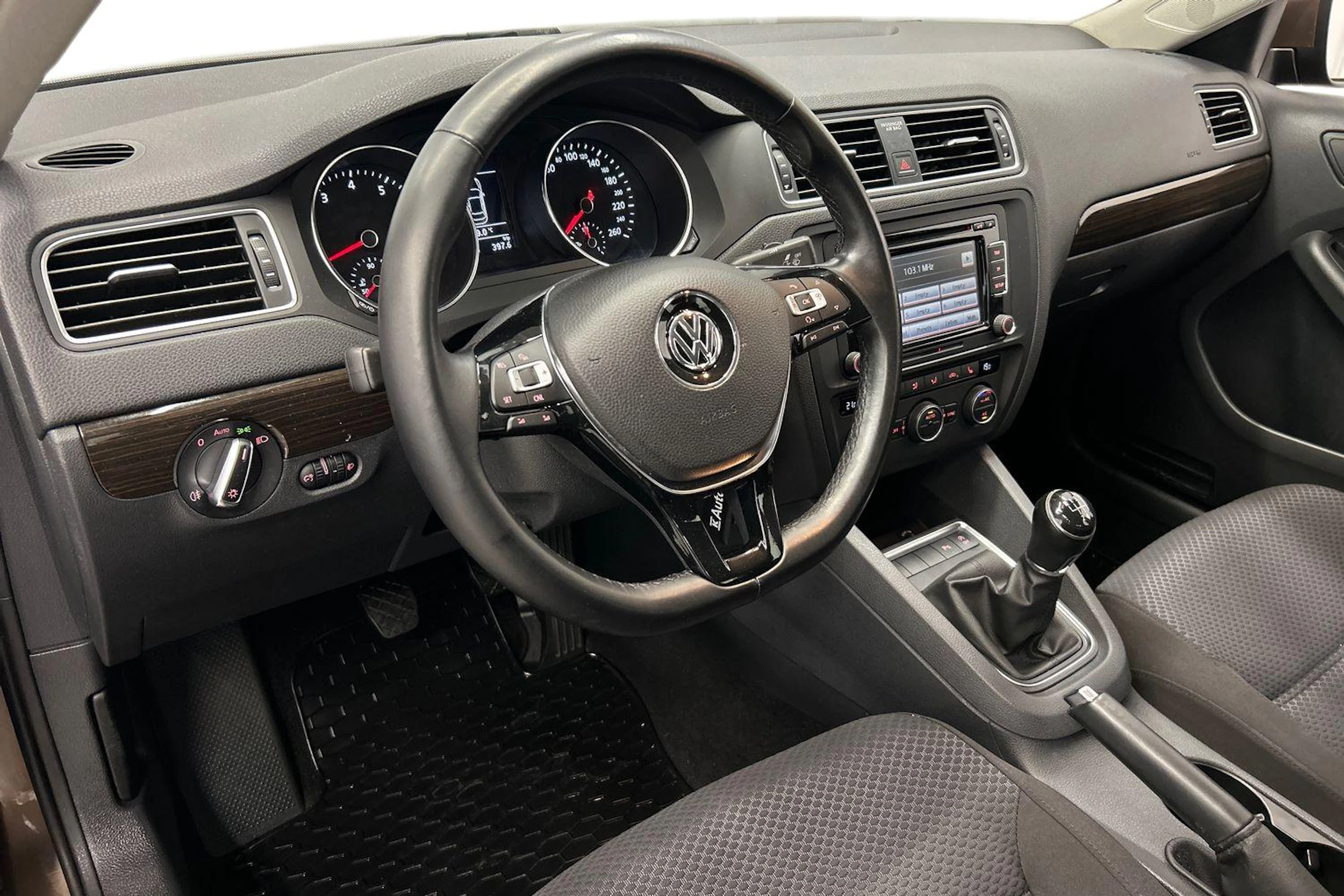 Ruskea (beige) Volkswagen JETTA 2015 kuva 6.