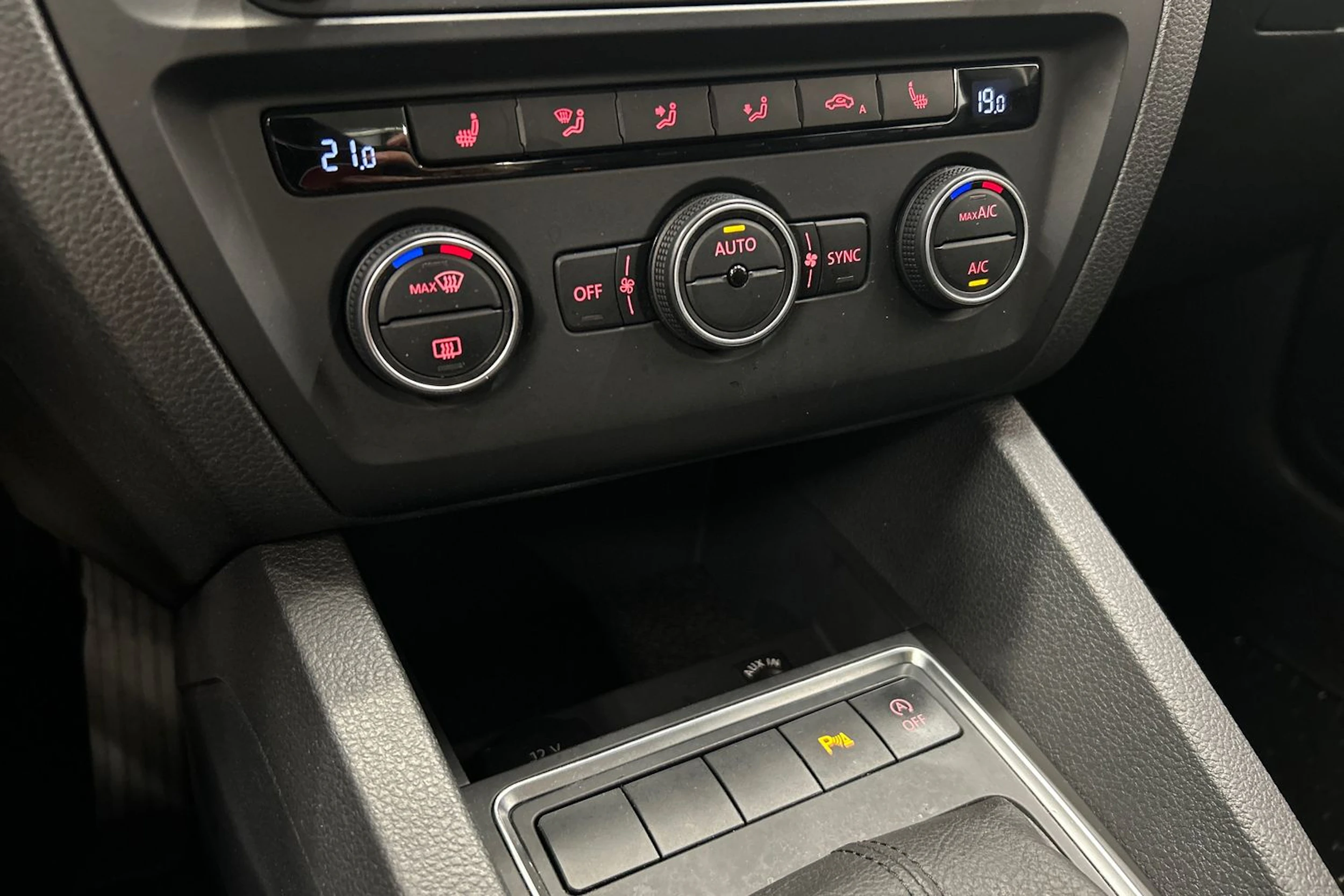 Ruskea (beige) Volkswagen JETTA 2015 kuva 19.