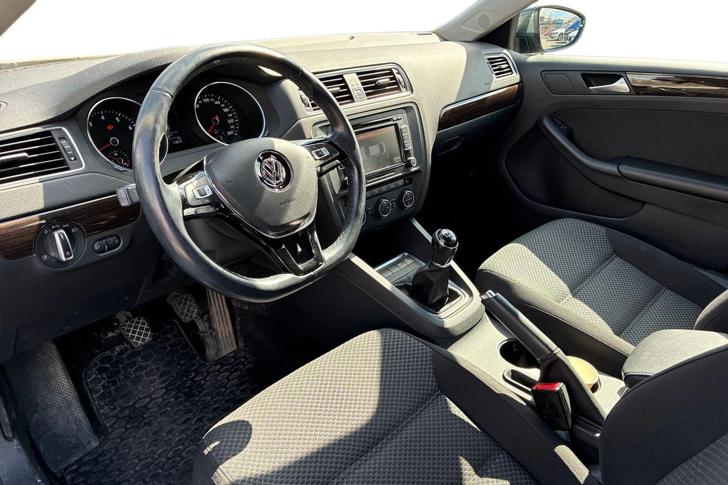 harmaa Volkswagen Jetta 2015 kuva 3.