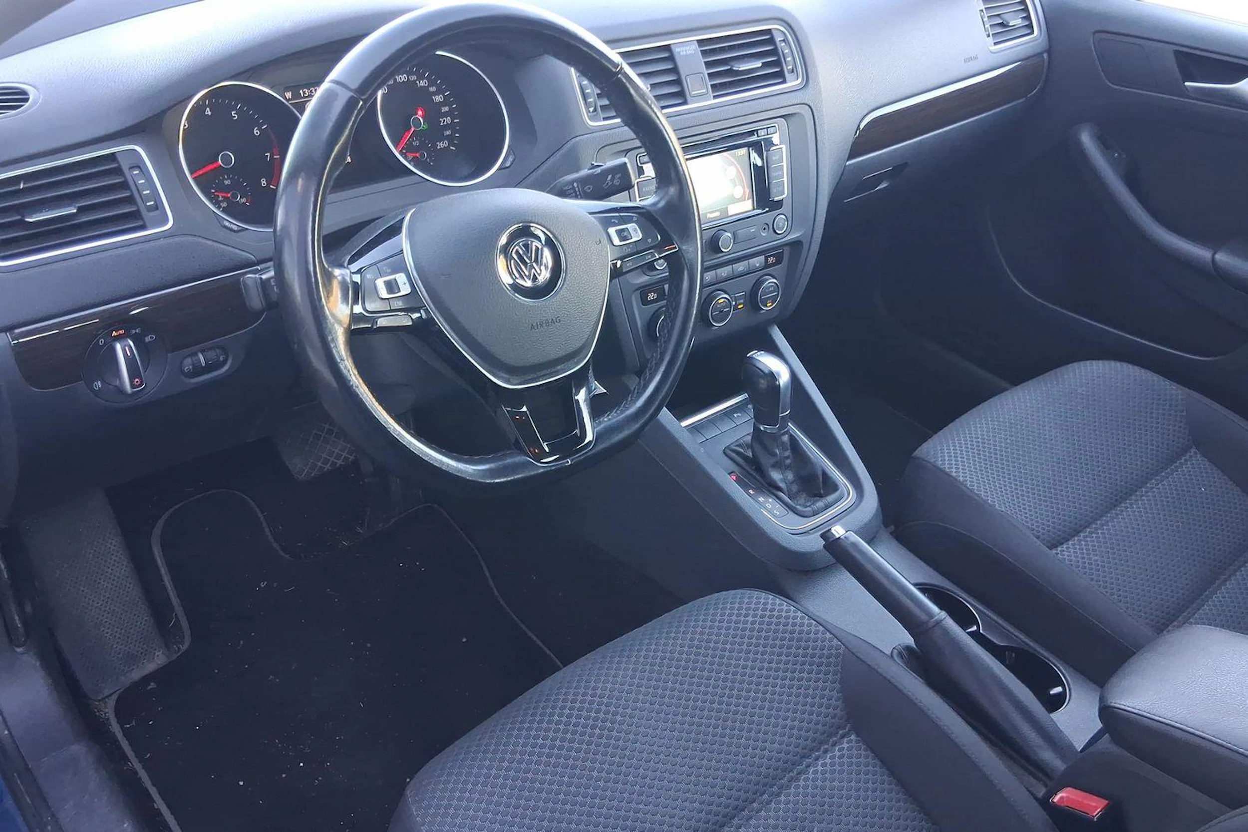 sininen Volkswagen Jetta 2015 kuva 3.