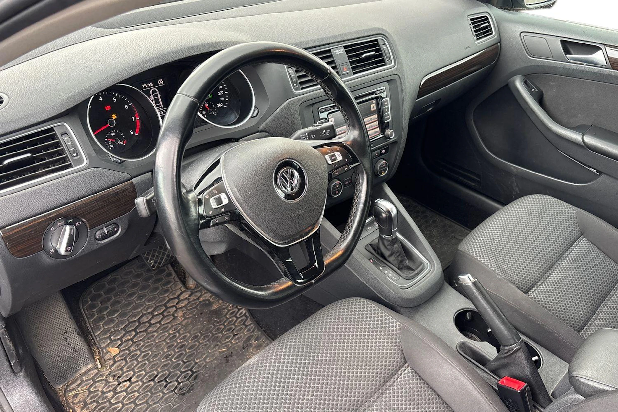 harmaa Volkswagen Jetta 2015 kuva 3.