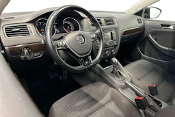 musta Volkswagen Jetta 2015 kuva 7.