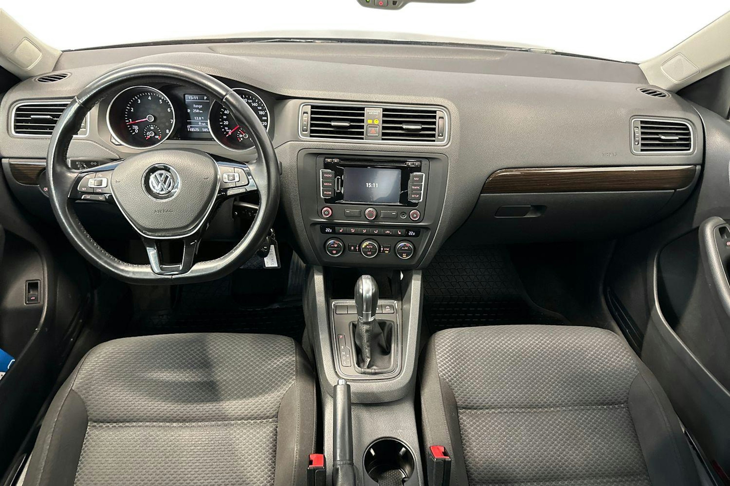 musta Volkswagen Jetta 2015 kuva 9.