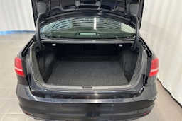 musta Volkswagen Jetta 2015 kuva 13.