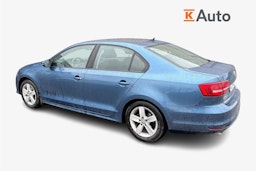sininen Volkswagen Jetta 2015 kuva 2.