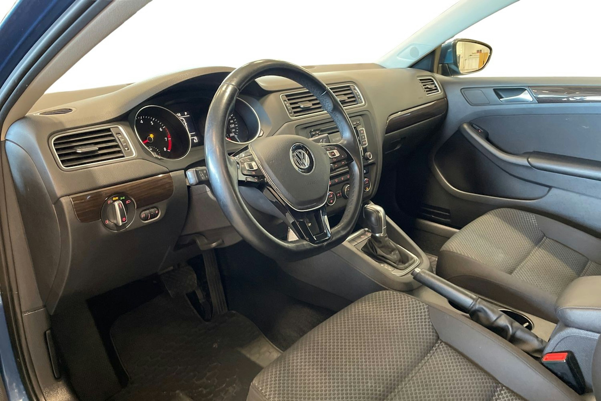 sininen Volkswagen Jetta 2015 kuva 7.