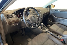 sininen Volkswagen Jetta 2015 kuva 7.