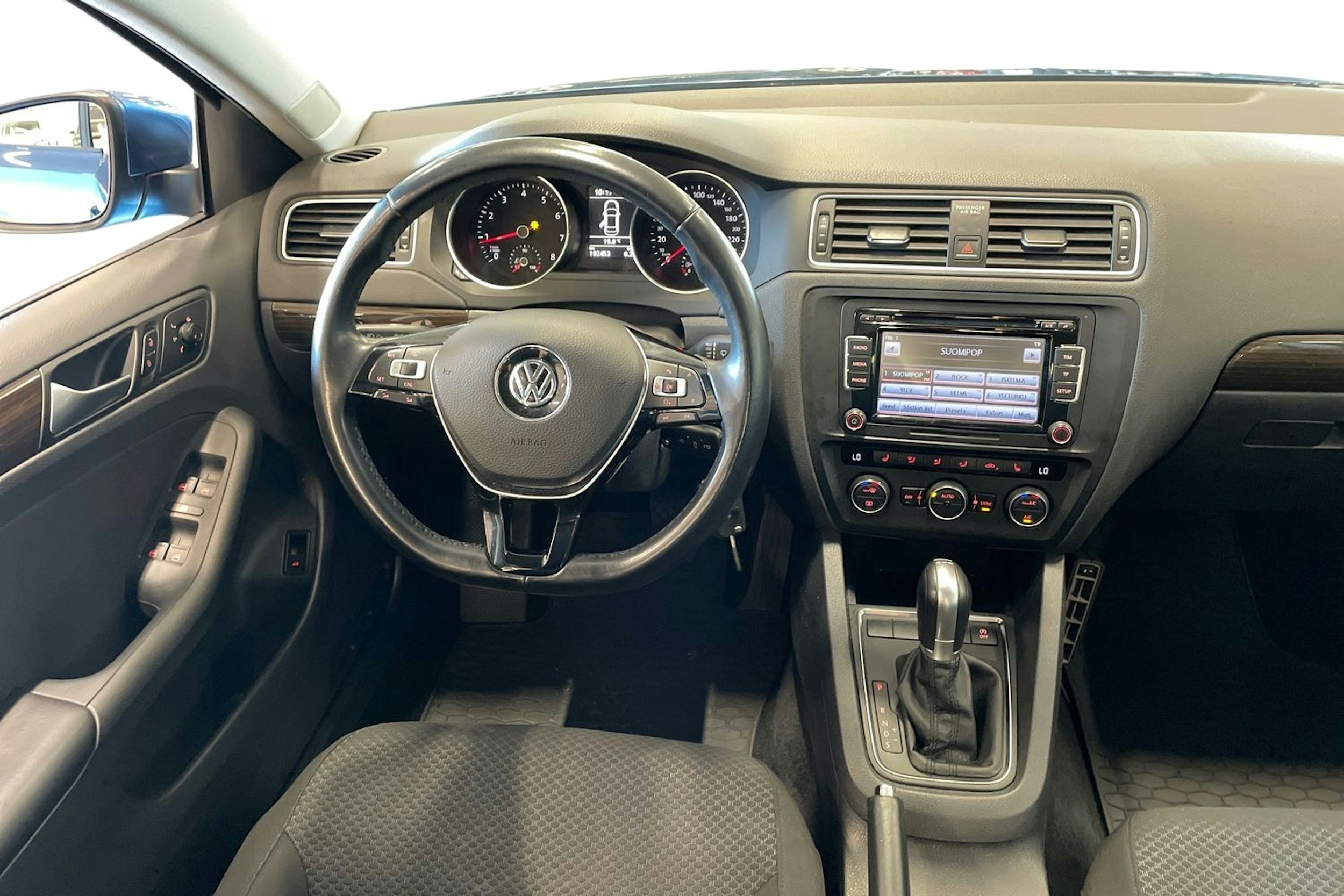sininen Volkswagen Jetta 2015 kuva 9.