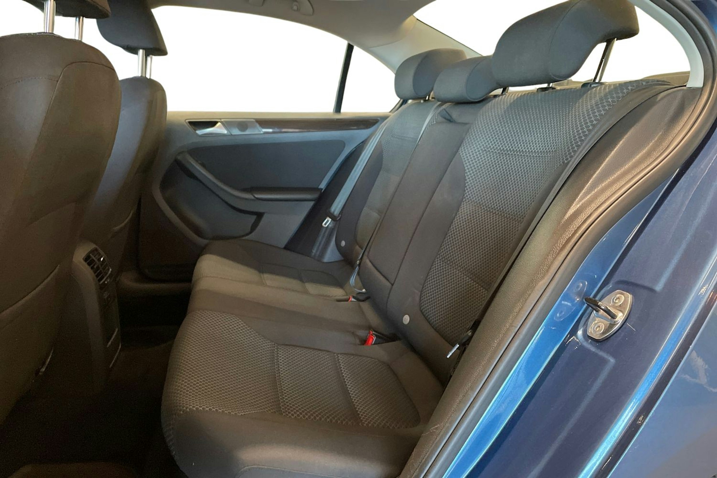sininen Volkswagen Jetta 2015 kuva 10.