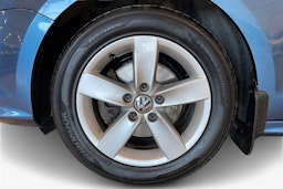 sininen Volkswagen Jetta 2015 kuva 11.