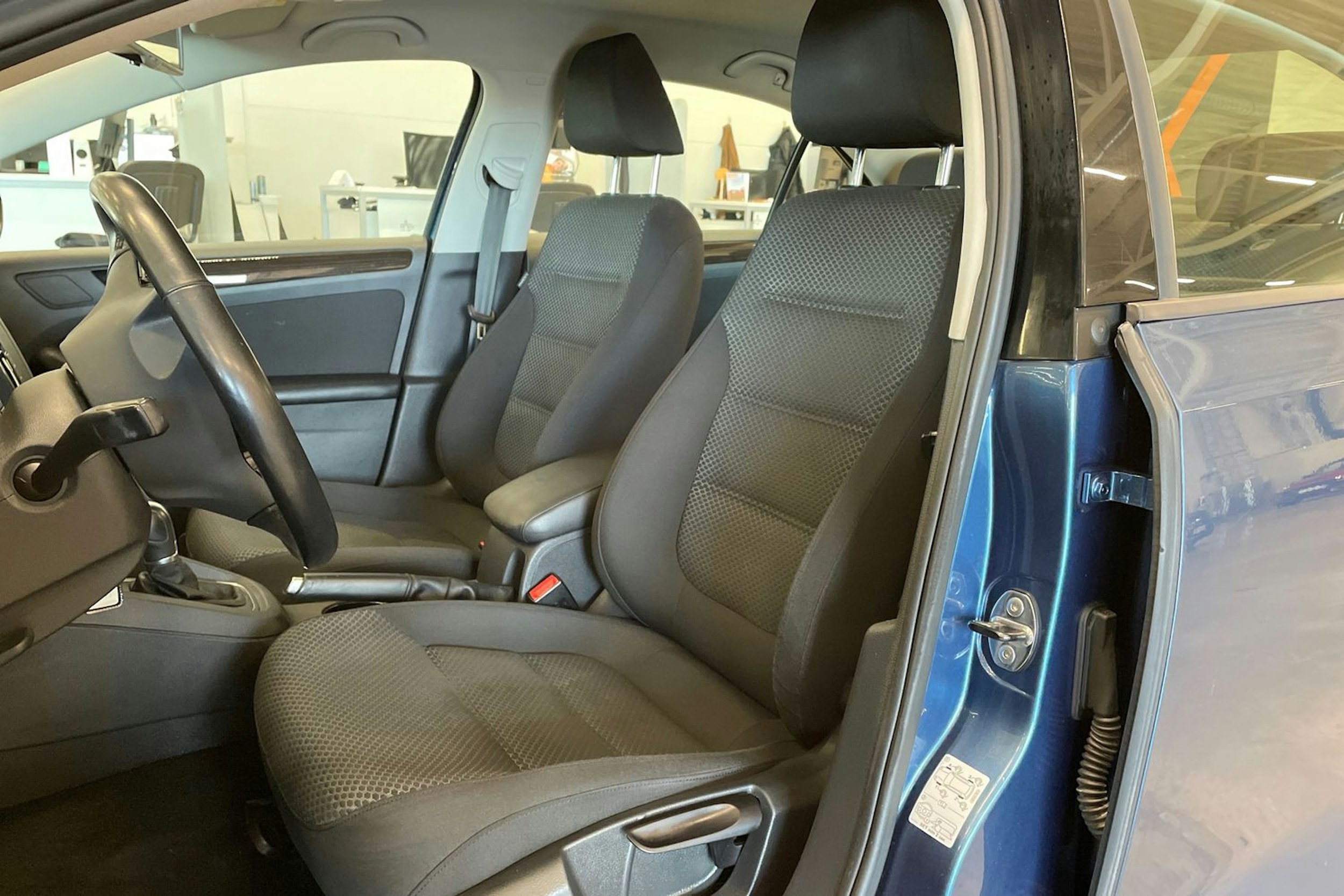 sininen Volkswagen Jetta 2015 kuva 14.