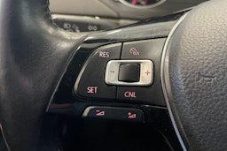 sininen Volkswagen Jetta 2015 kuva 17.