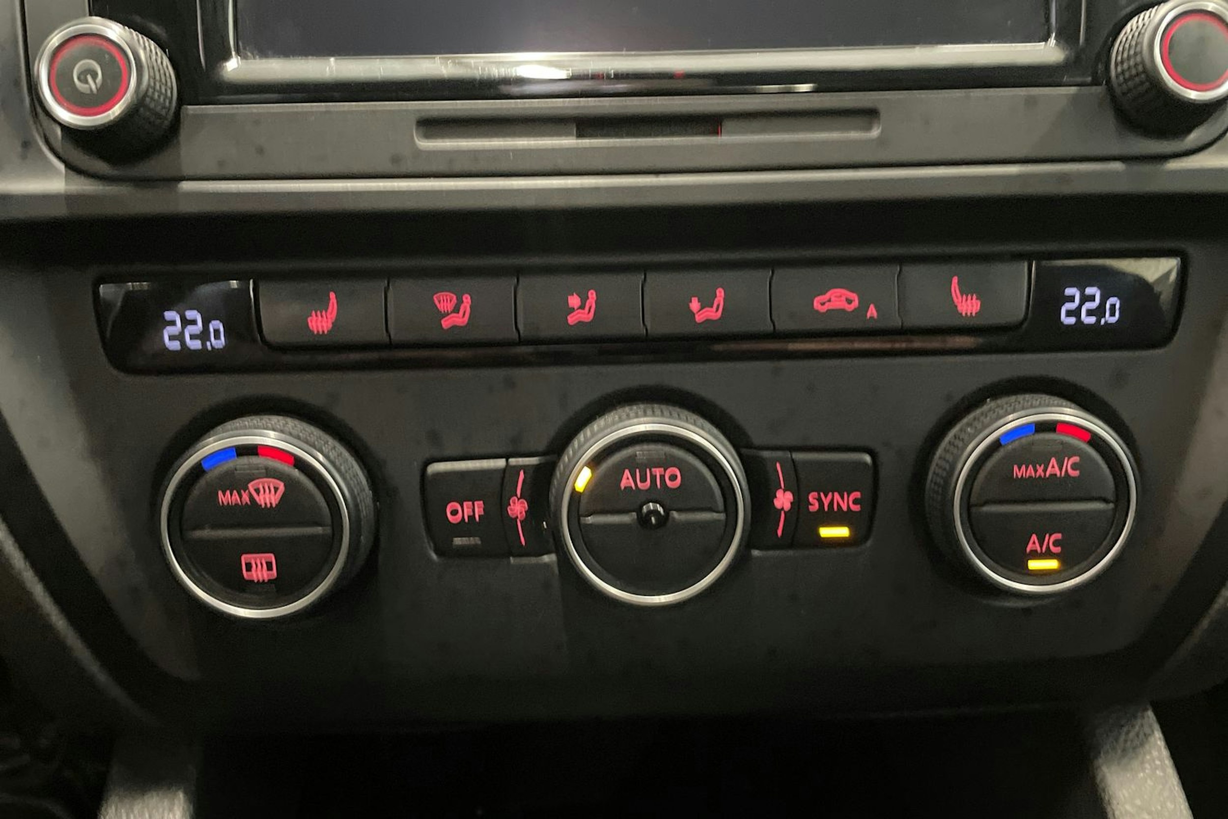 sininen Volkswagen Jetta 2015 kuva 22.