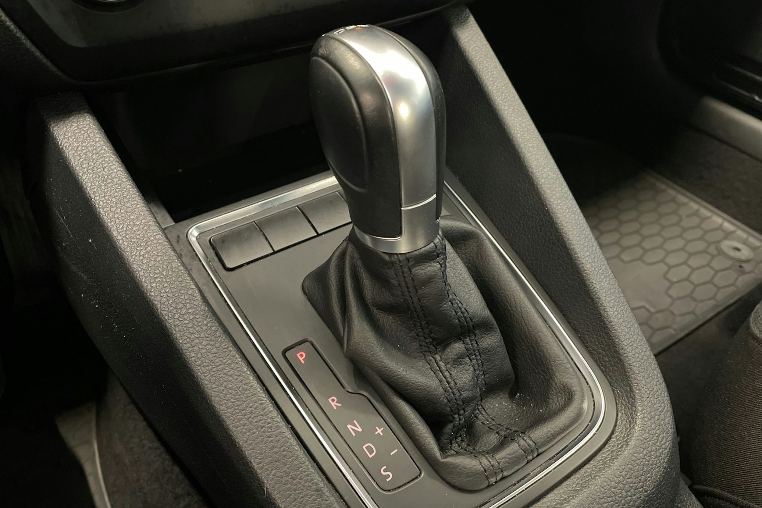 sininen Volkswagen Jetta 2015 kuva 24.