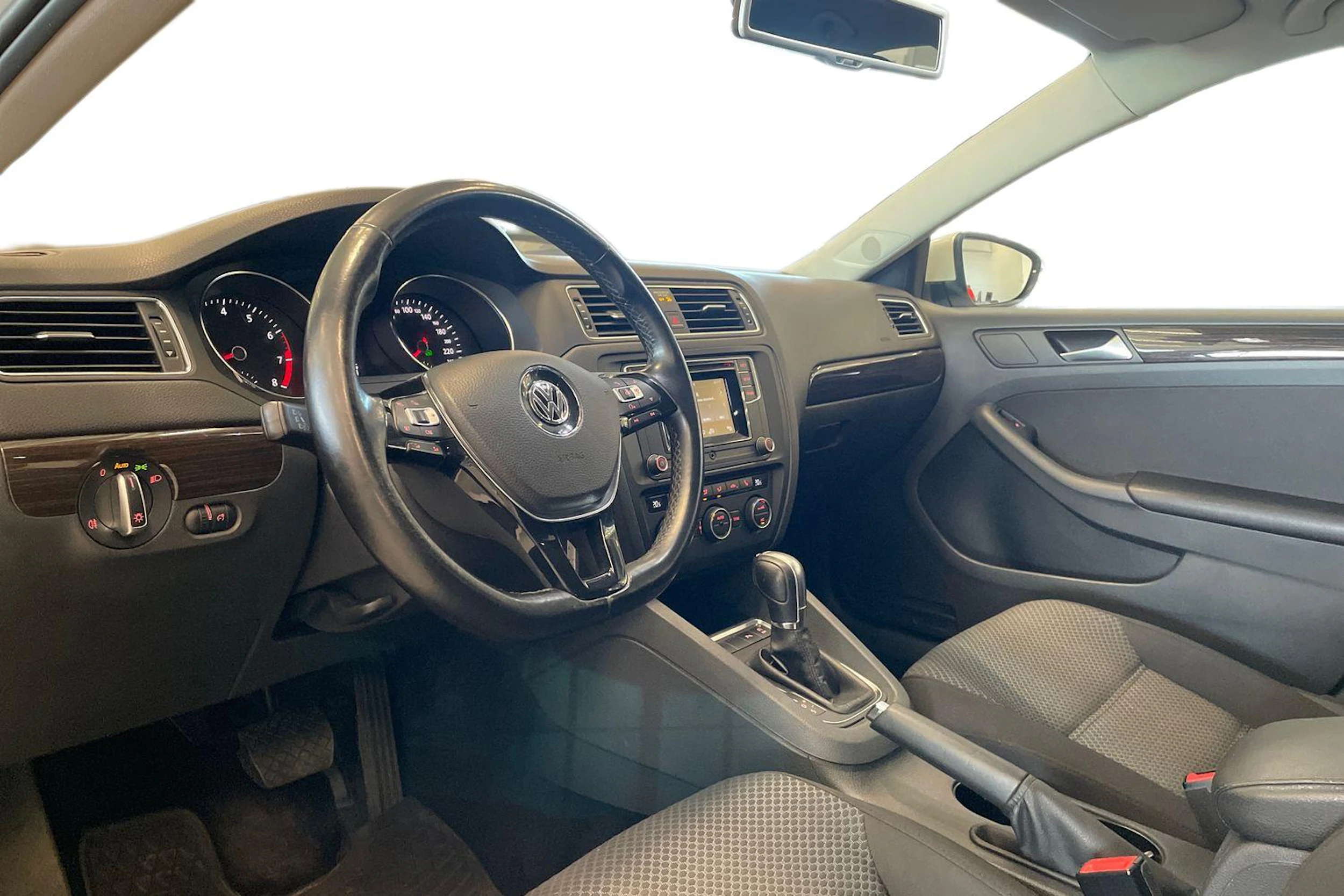valkoinen Volkswagen Jetta 2016 kuva 6.