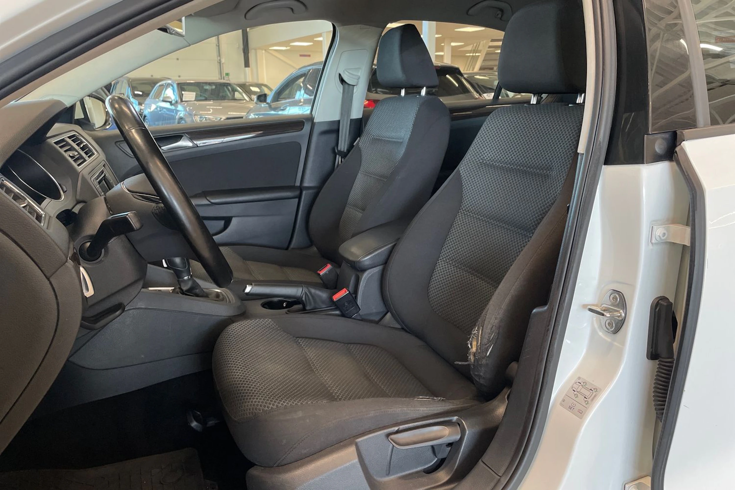 valkoinen Volkswagen Jetta 2016 kuva 11.