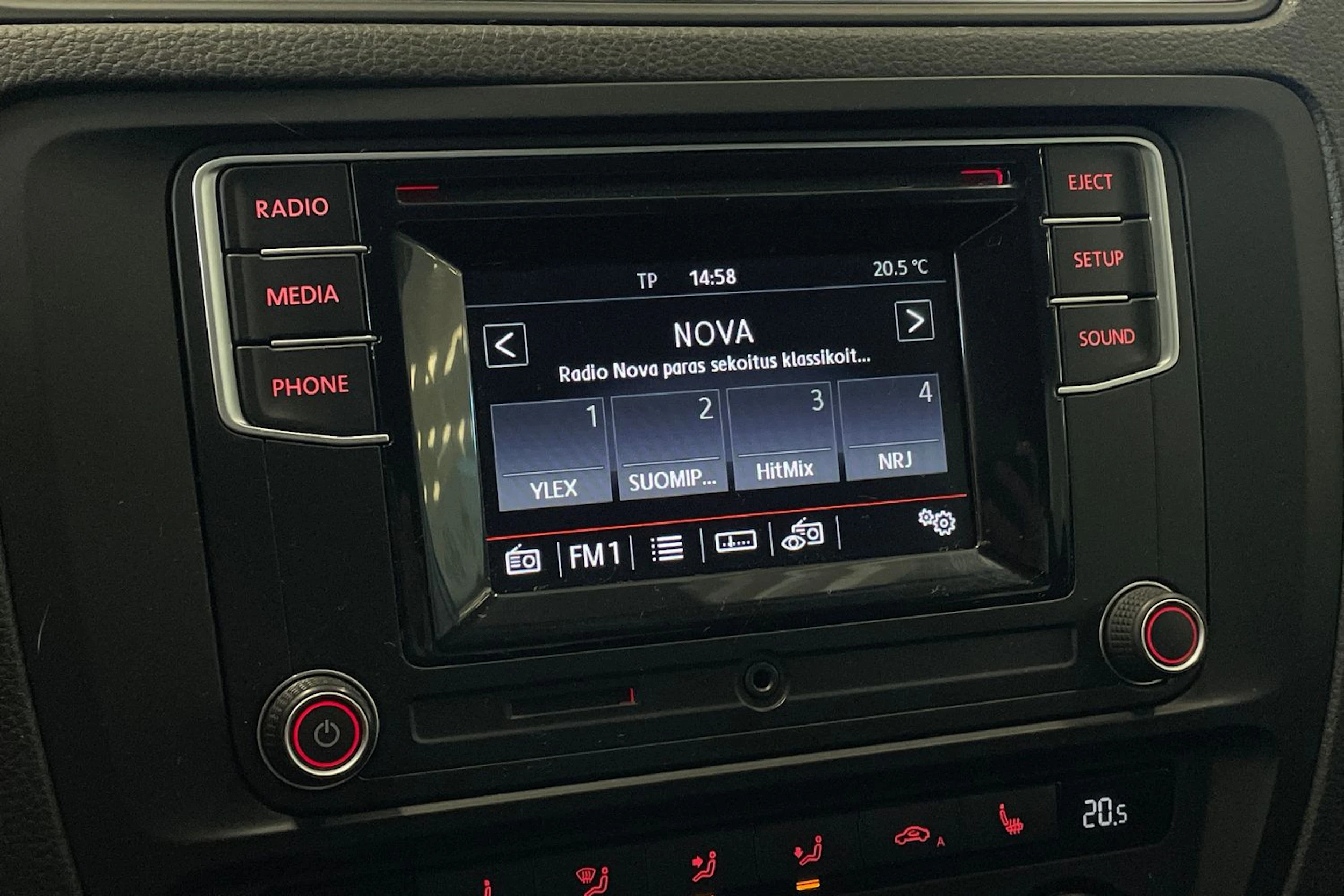 valkoinen Volkswagen Jetta 2016 kuva 17.